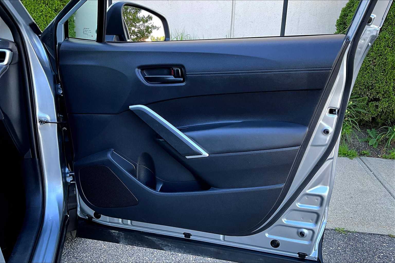 2022 Toyota Corolla Cross LE photo 21