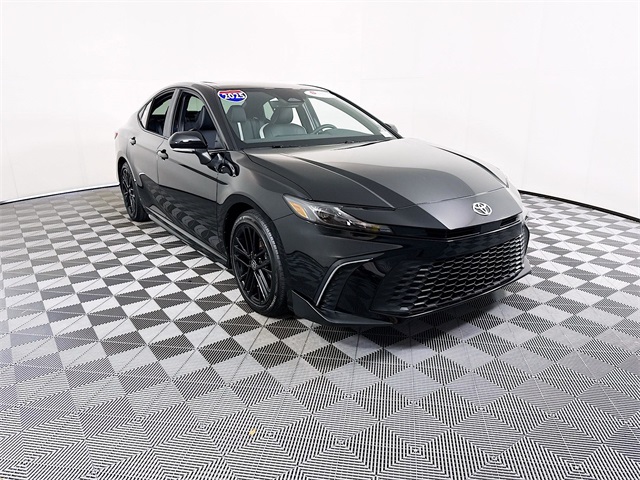 2025 Toyota Camry SE's photo