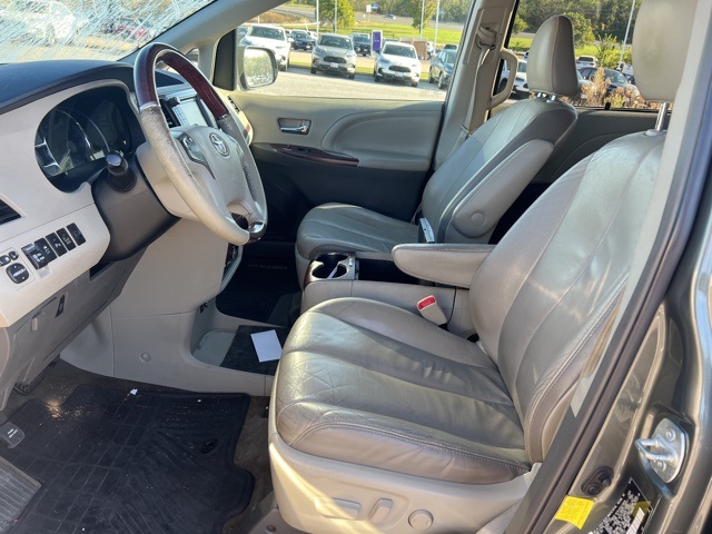 2013 Toyota Sienna photo 10