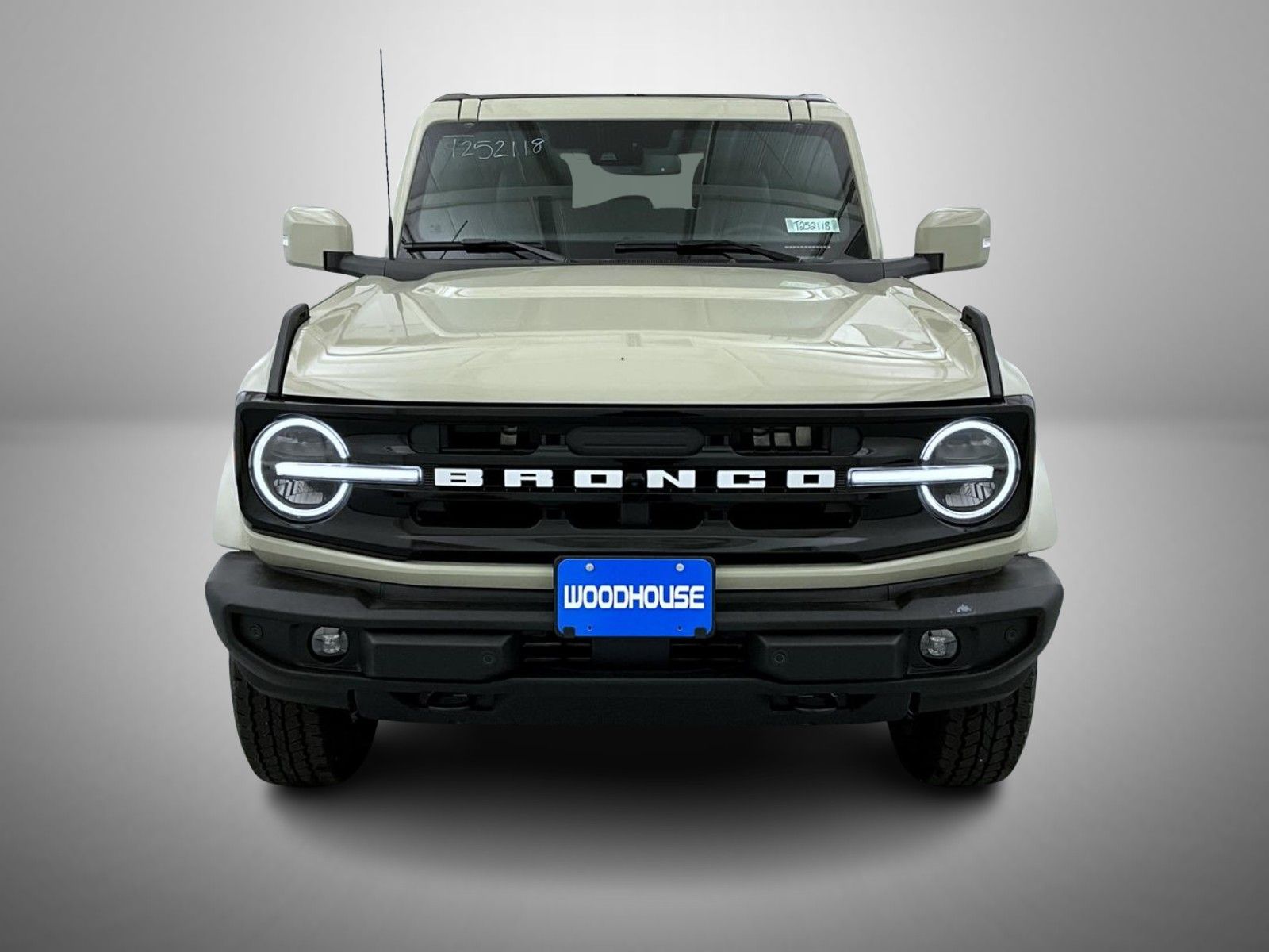 2025 Ford Bronco Outer Banks photo 2