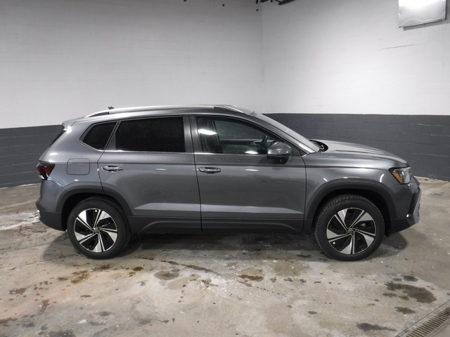2025 Volkswagen Taos SE photo 2