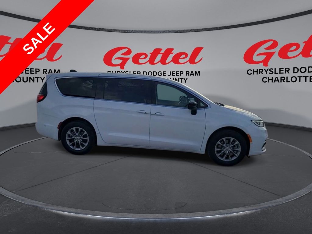 2025 Chrysler Pacifica photo 8