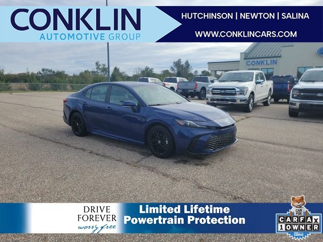 2025 Toyota Camry SE's photo