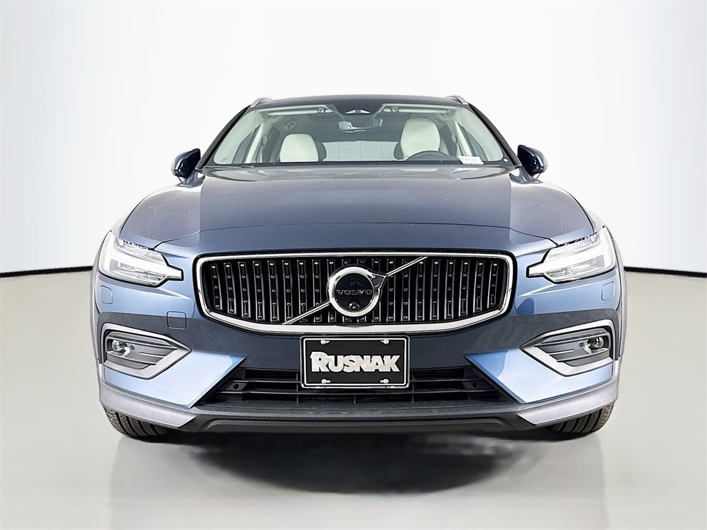 2026 Volvo V60 Cross Country B5 Plus photo 2