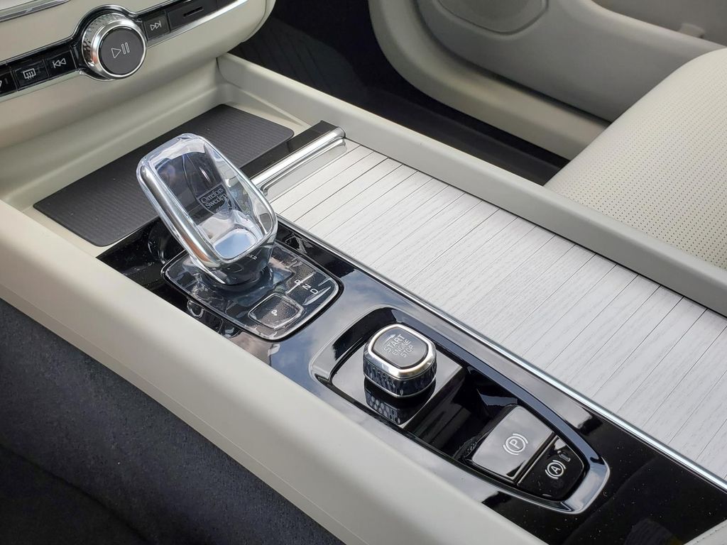 2026 Volvo XC60 B5 photo 8