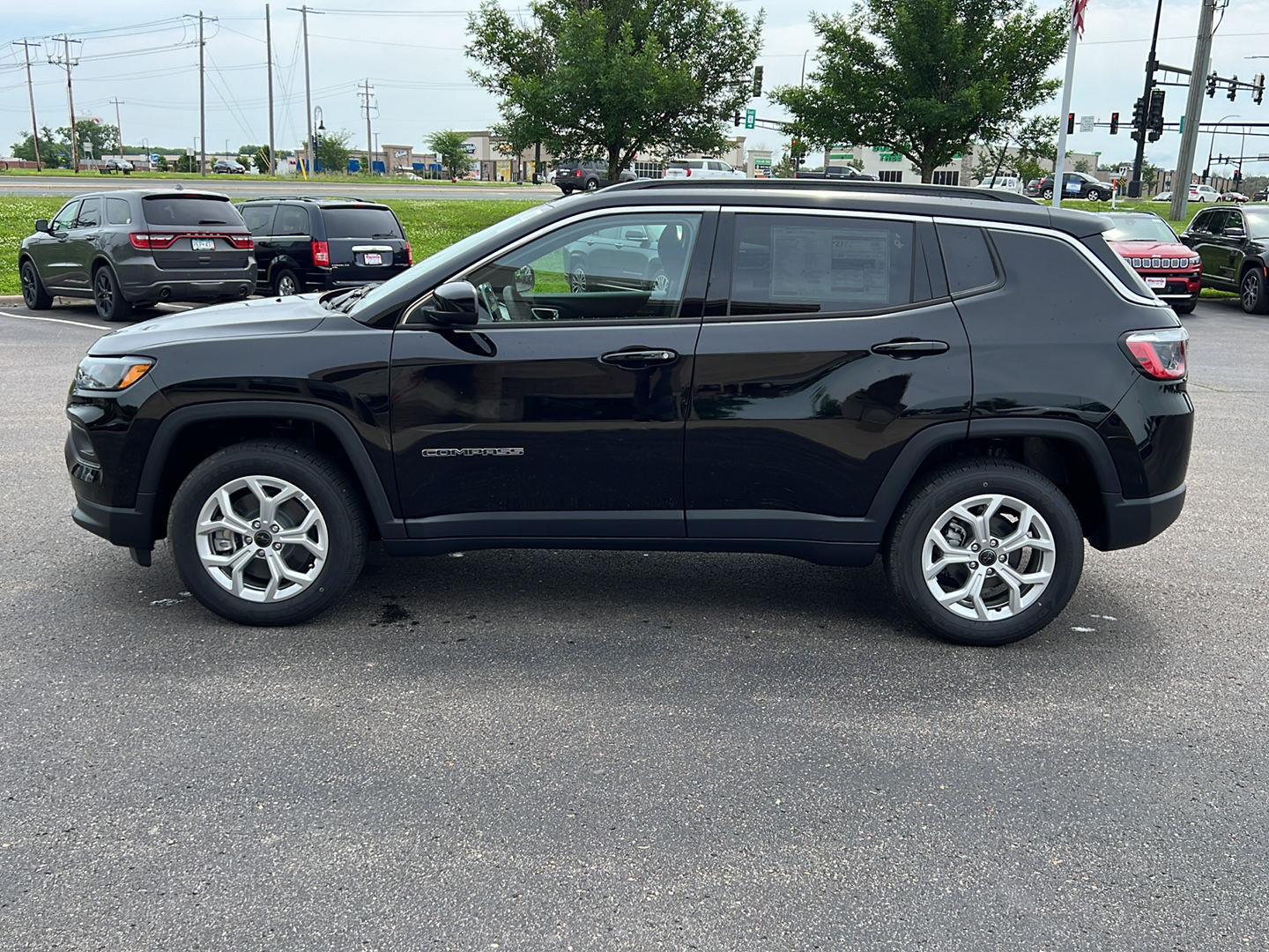 2025 Jeep Compass Latitude photo 3