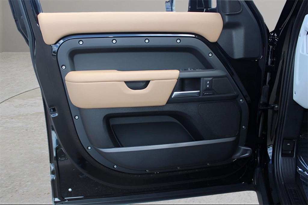 2025 Land Rover Defender 110 S photo 9