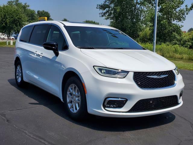 2025 Chrysler Pacifica photo 2