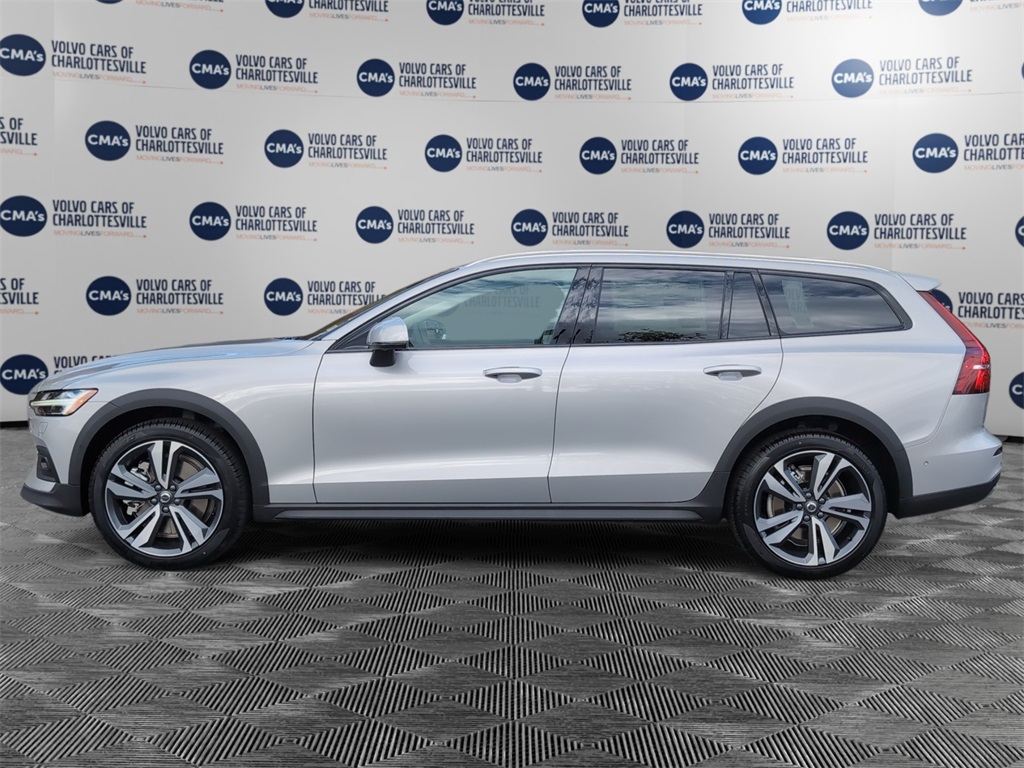 2025 Volvo V60 Cross Country B5 Plus photo 2
