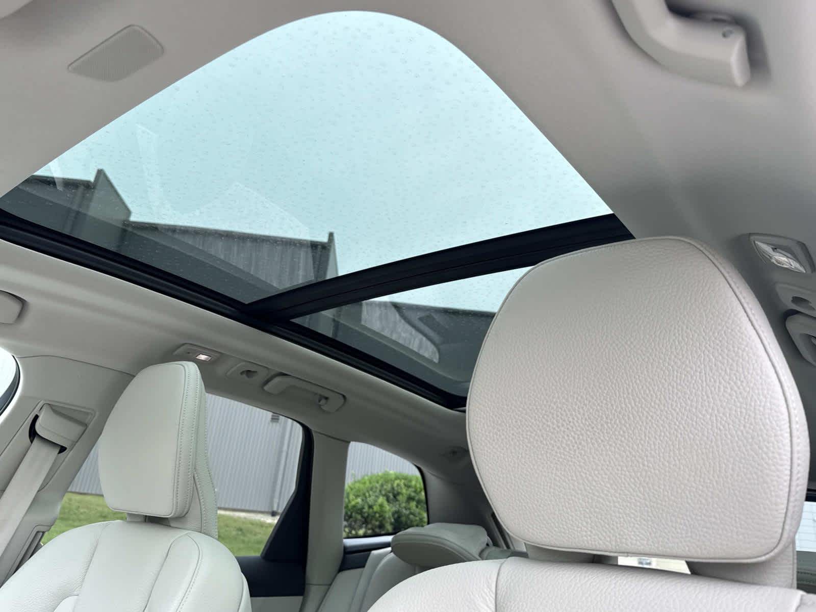 2022 Volvo XC60 Momentum photo 4