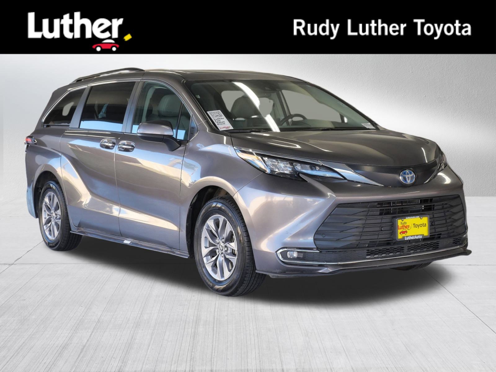 2024 Toyota Sienna XLE's photo