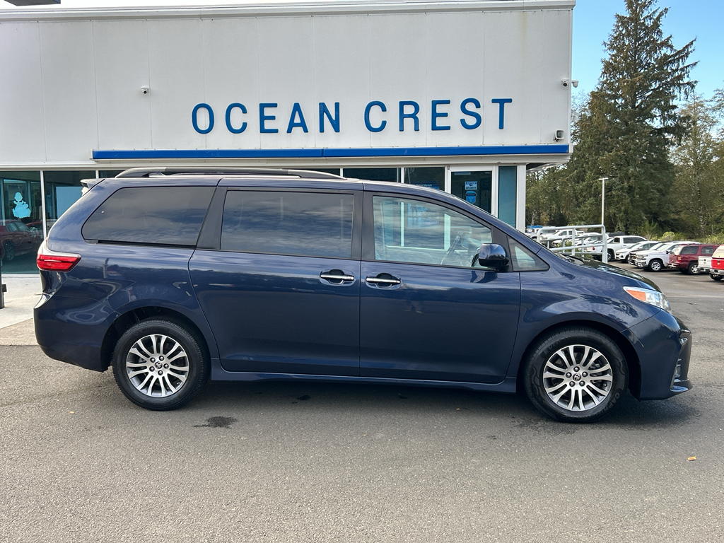2020 Toyota Sienna XLE's photo