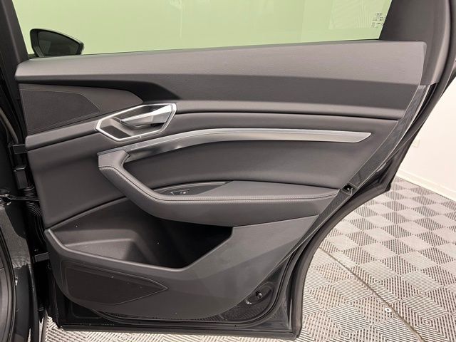 2022 Audi e-tron Premium photo 17