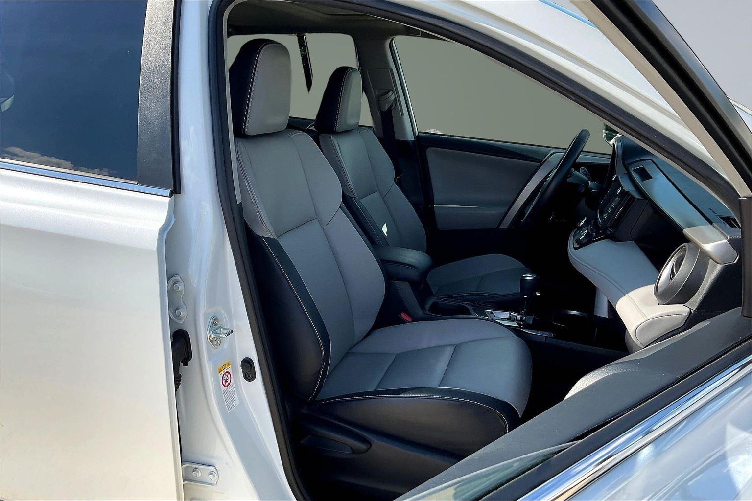 2017 Toyota RAV4 Limited photo 7