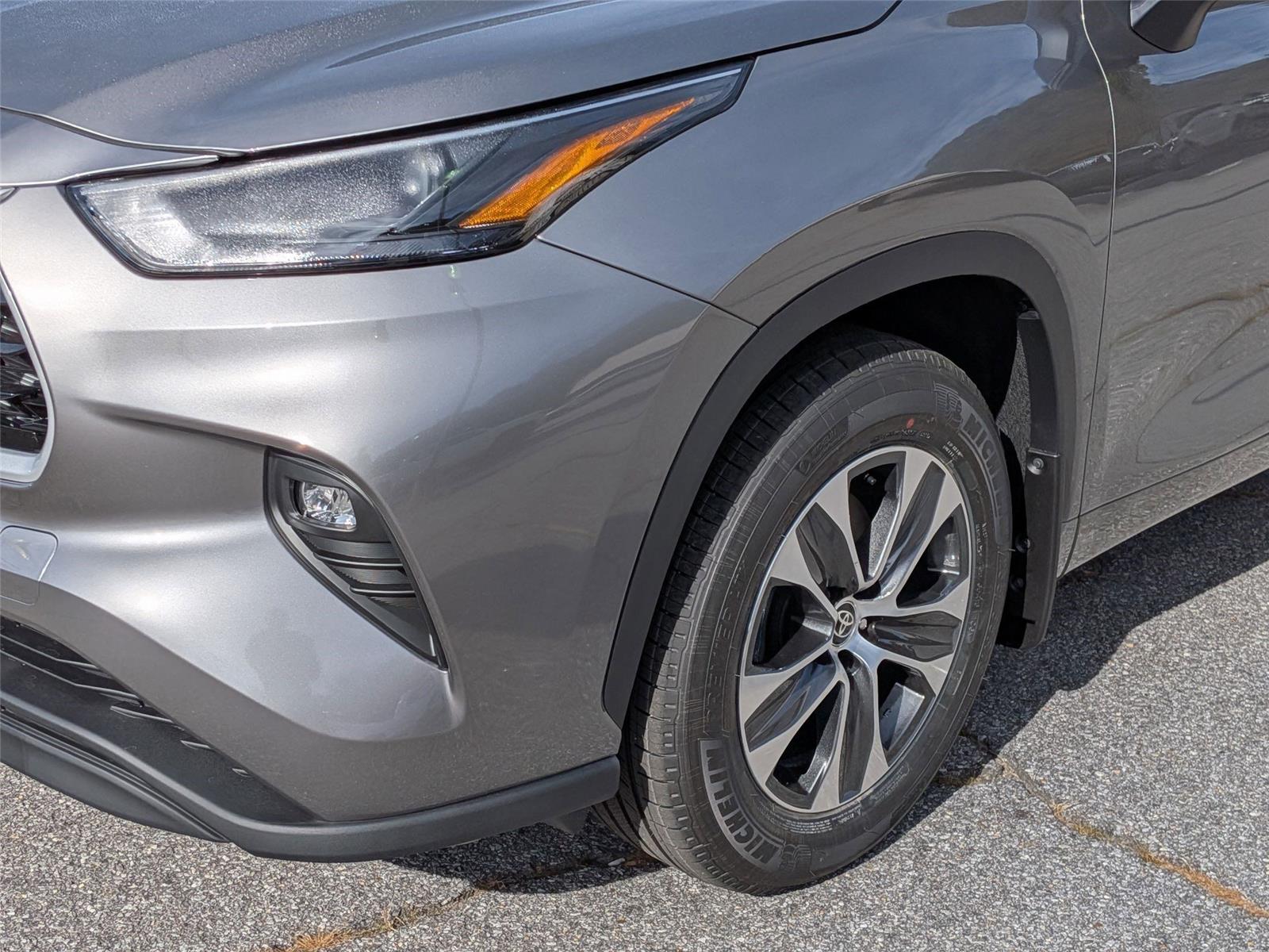 2026 Toyota Highlander XLE photo 3