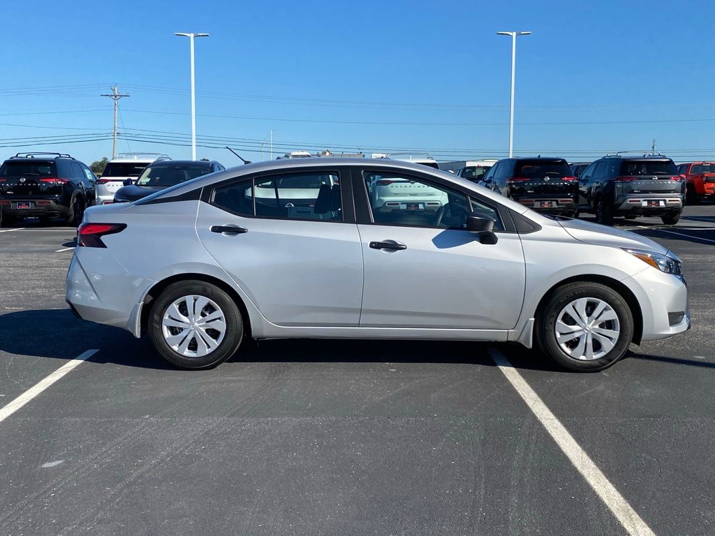 2025 Nissan Versa 1.6 S photo 3