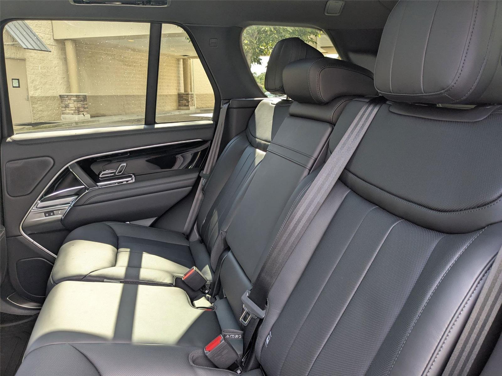 2025 Land Rover Range Rover SE photo 14