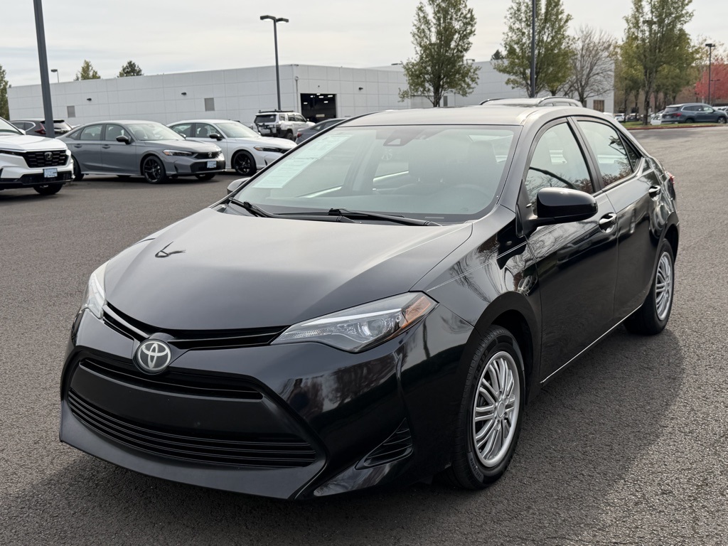 2017 Toyota Corolla LE photo 3