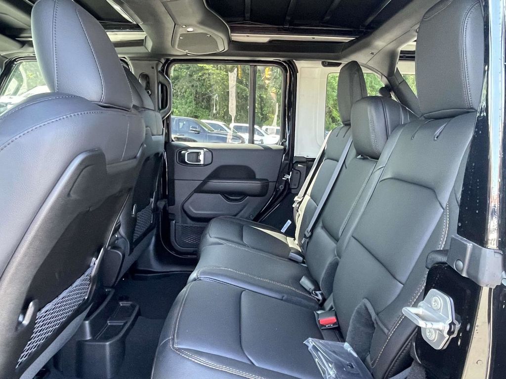 2025 Jeep Wrangler Sahara photo 18