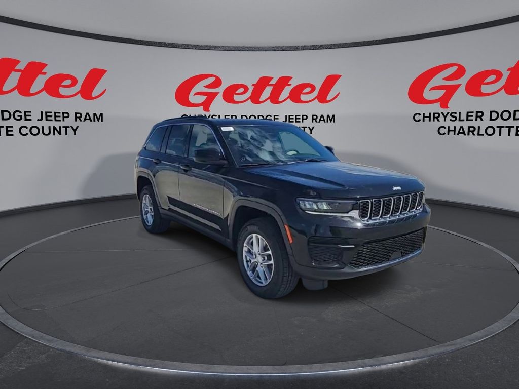 2025 Jeep Grand Cherokee Laredo photo 2