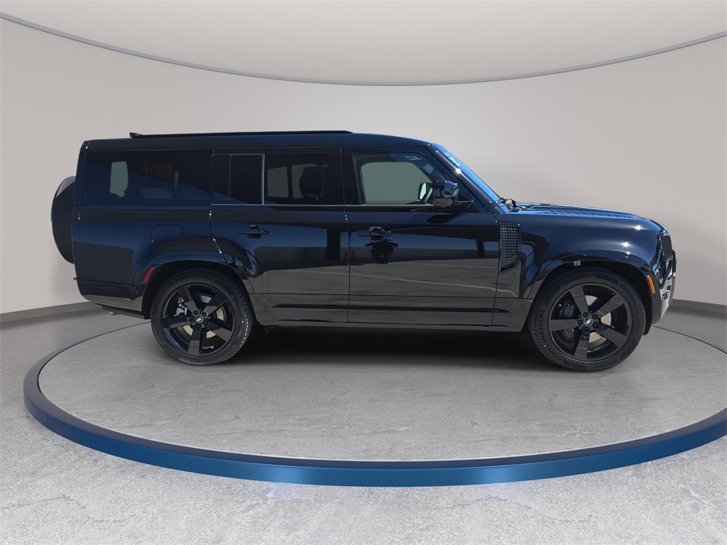 2025 Land Rover Defender 130 X-Dynamic SE photo 4