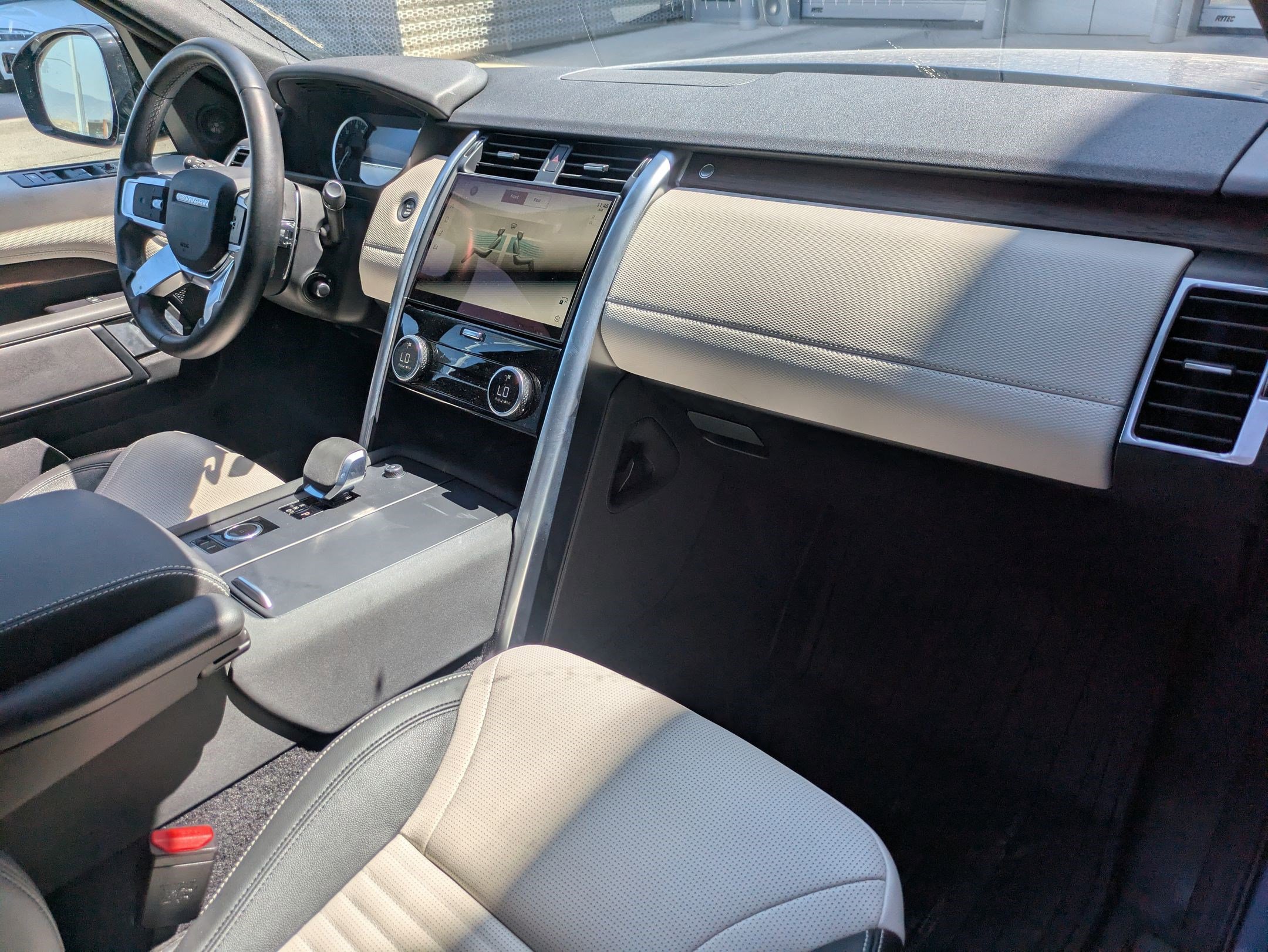 2023 Land Rover Discovery P300 S S R-Dynamic photo 26