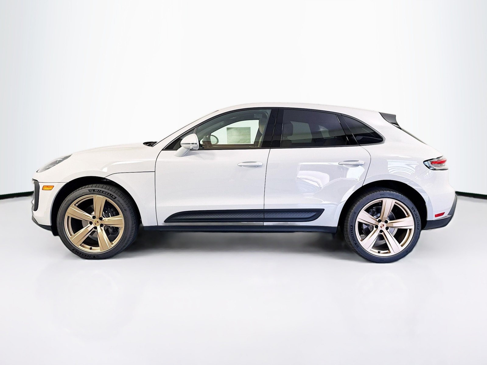 2025 Porsche Macan T photo 2