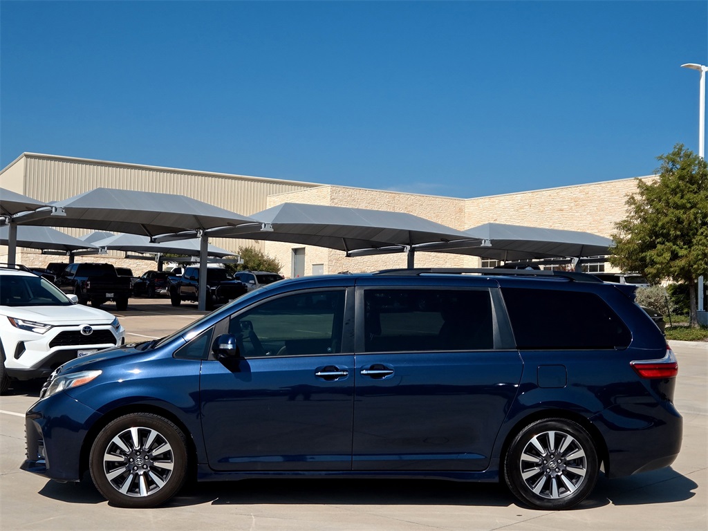 2019 Toyota Sienna Limited Premium photo 4