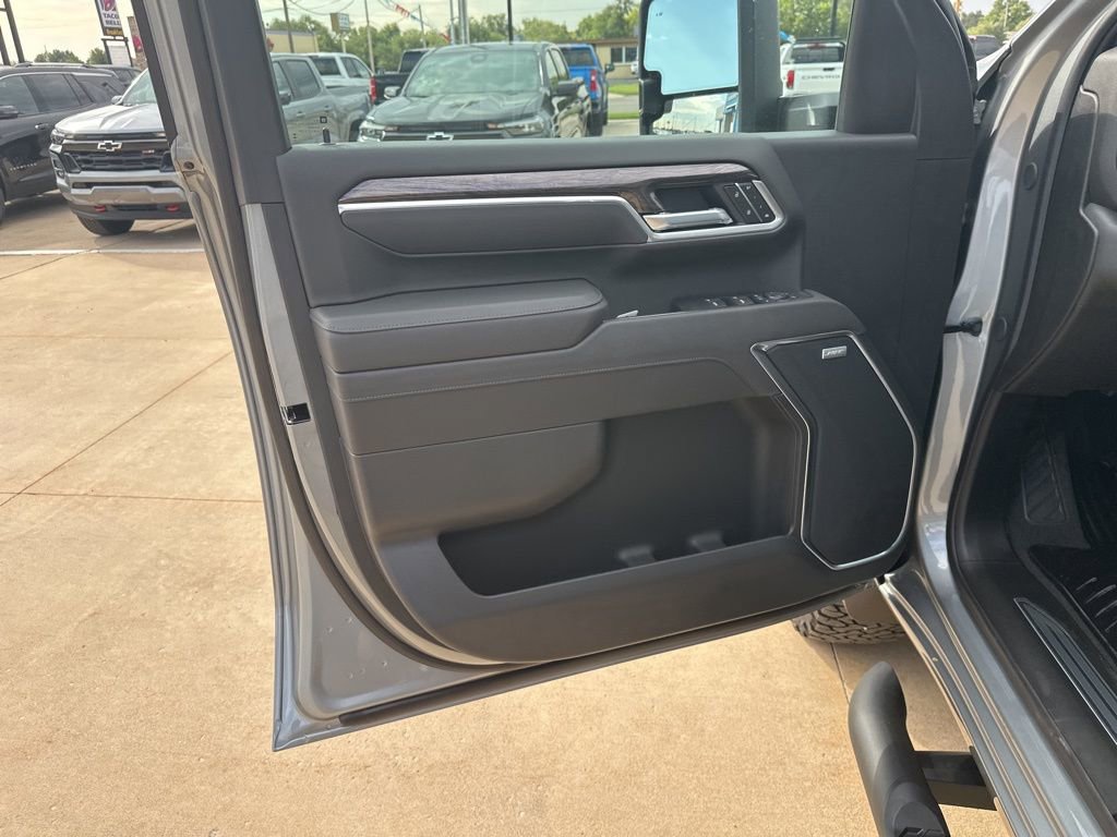 2025 Chevrolet Silverado 2500HD LTZ photo 3