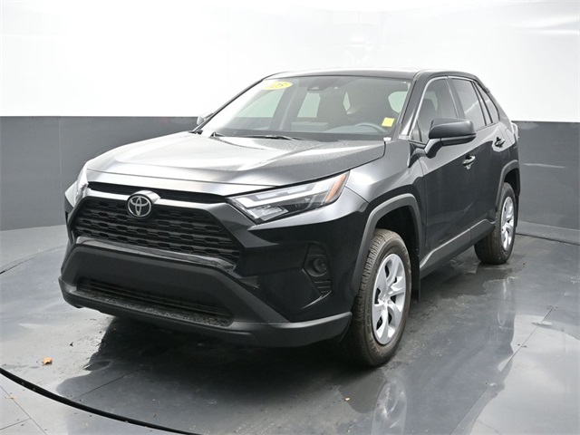 2025 Toyota RAV4 LE's photo