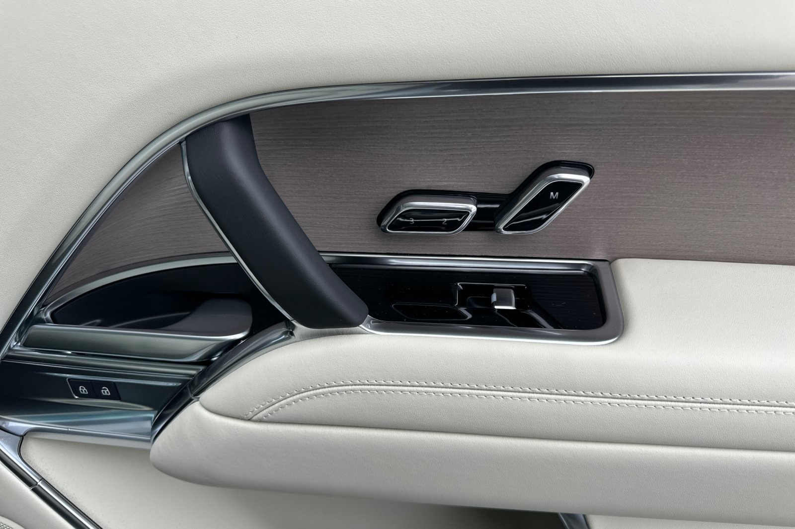 2025 Land Rover Range Rover SE photo 17