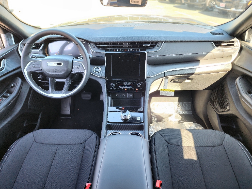 2025 Jeep Grand Cherokee Laredo photo 2