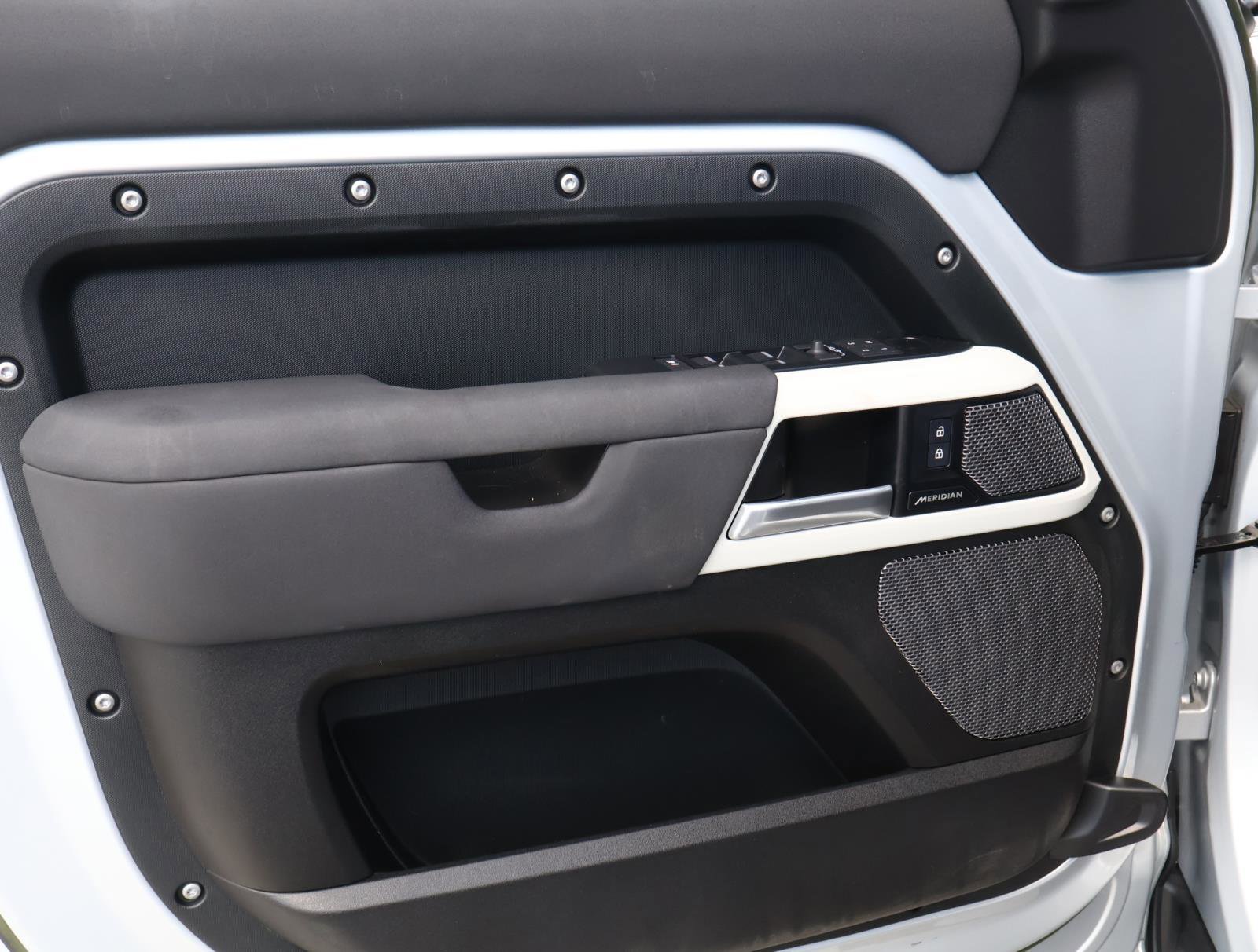 2023 Land Rover Defender S photo 15