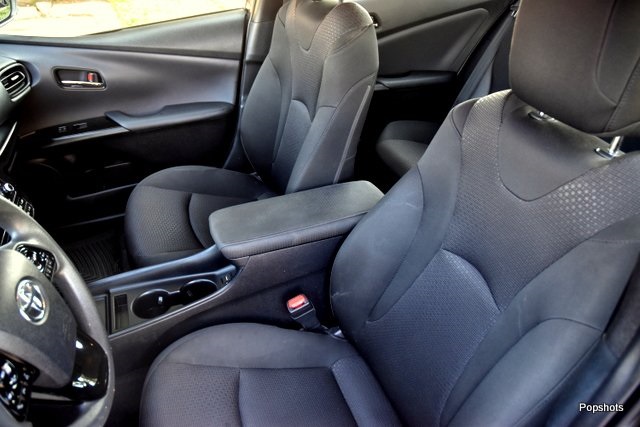 2021 Toyota Prius L photo 9