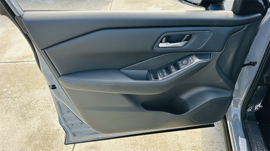 2026 Nissan Rogue SV photo 12