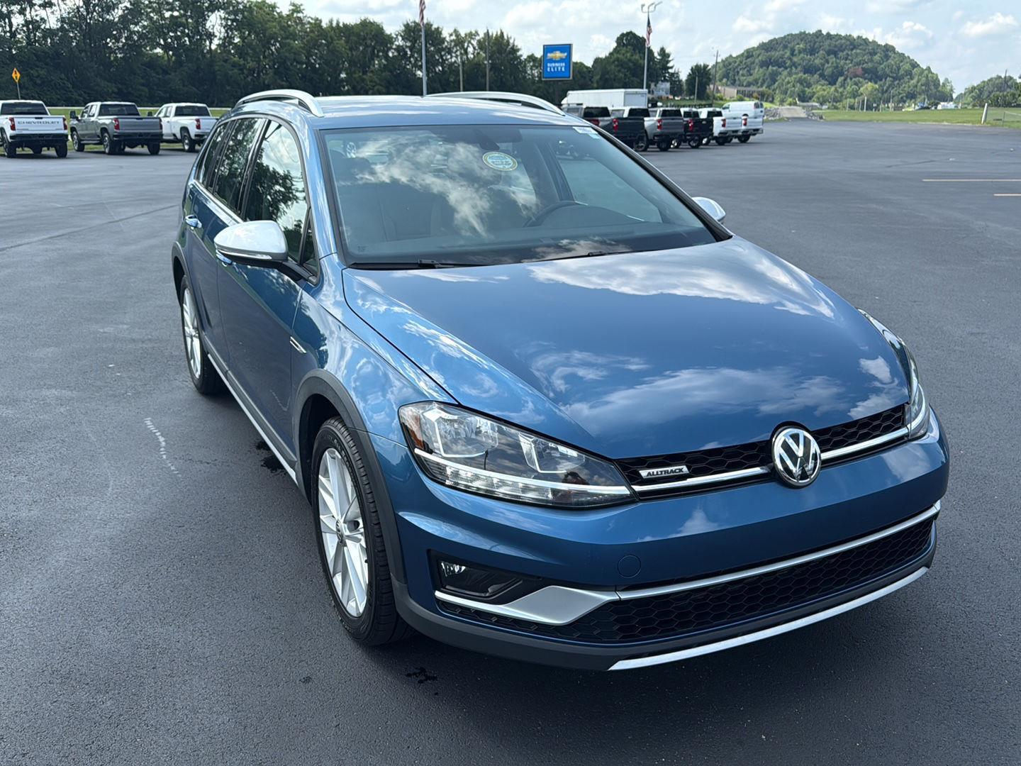 2019 Volkswagen Golf Alltrack S photo 2