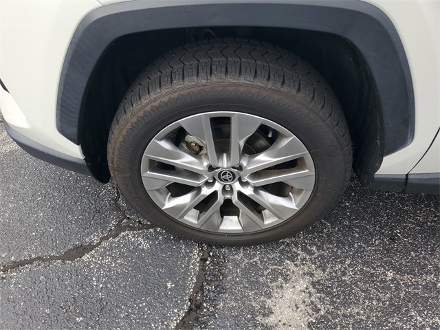 2022 Toyota RAV4 XLE Premium photo 5