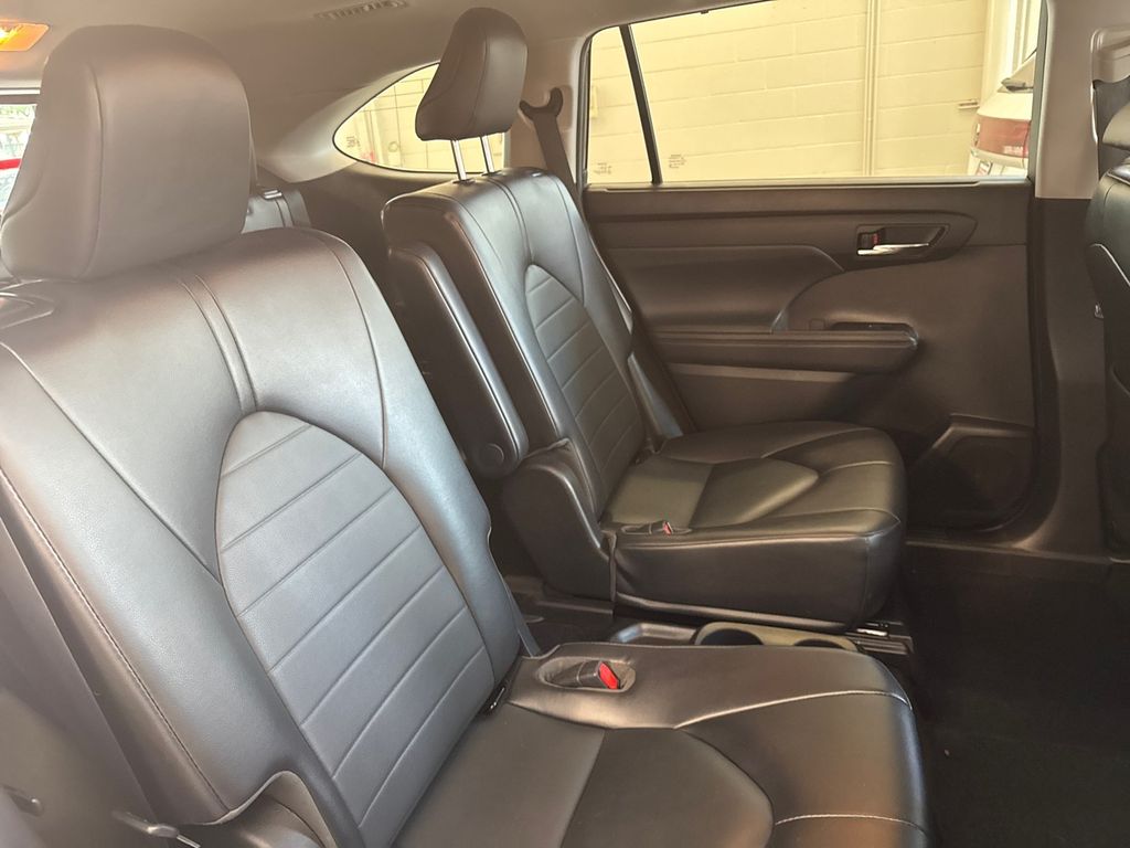 2022 Toyota Highlander XLE photo 13