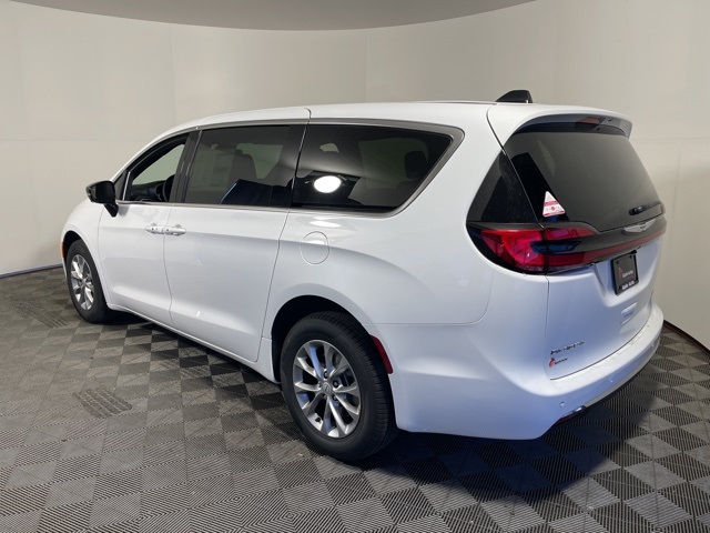 2026 Chrysler Pacifica photo 4