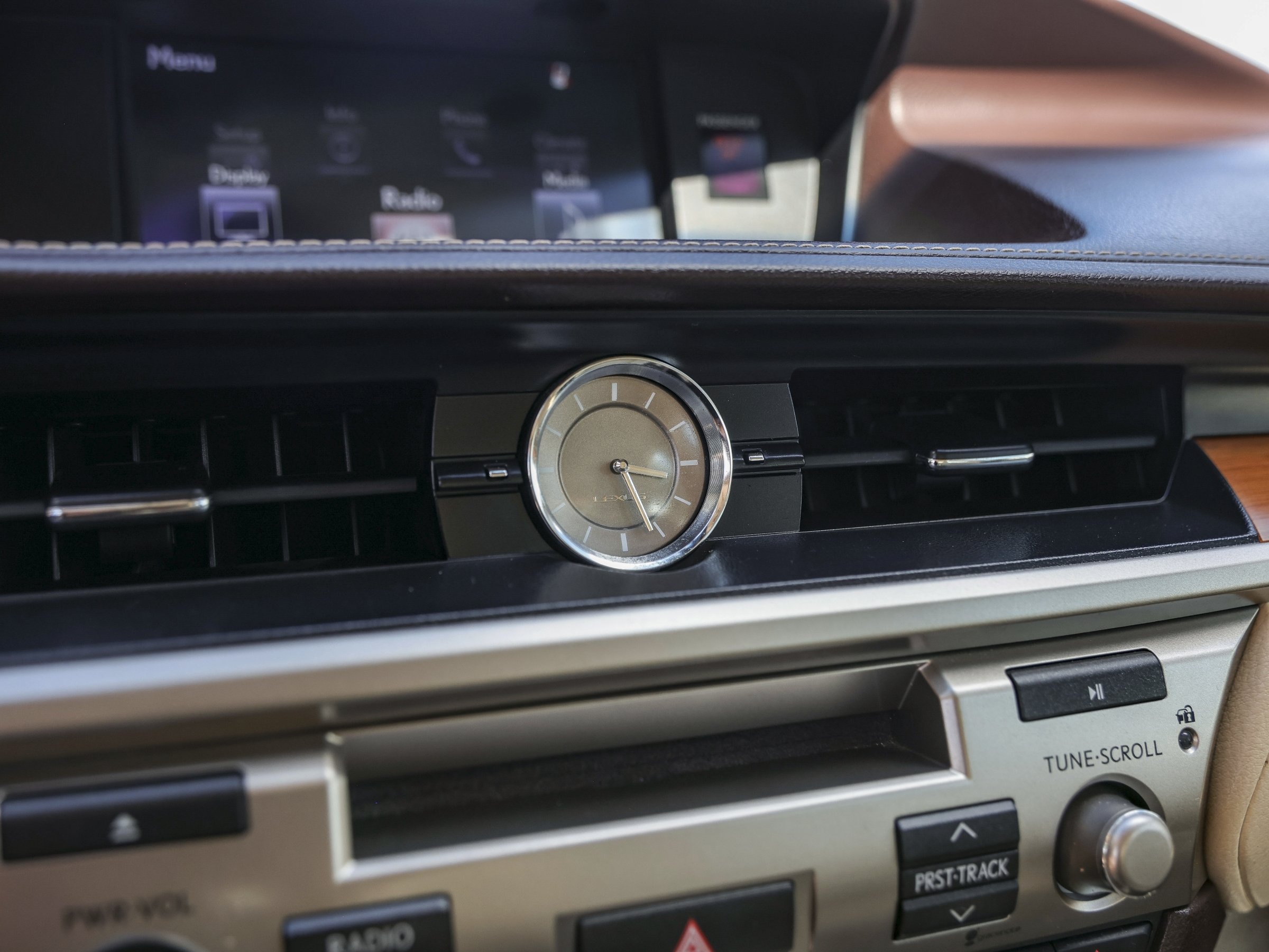 2016 Lexus ES 300h photo 17