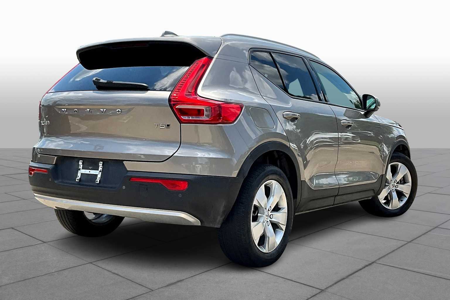 2022 Volvo XC40 Momentum photo 11