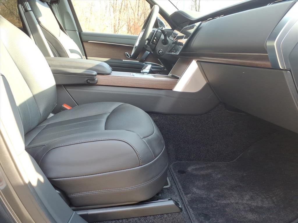 2025 Land Rover Range Rover SE photo 2