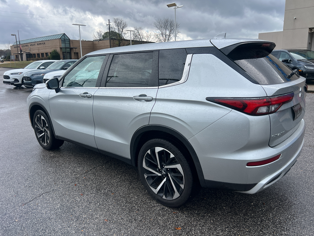 2024 Mitsubishi Outlander SE Black Edition photo 2