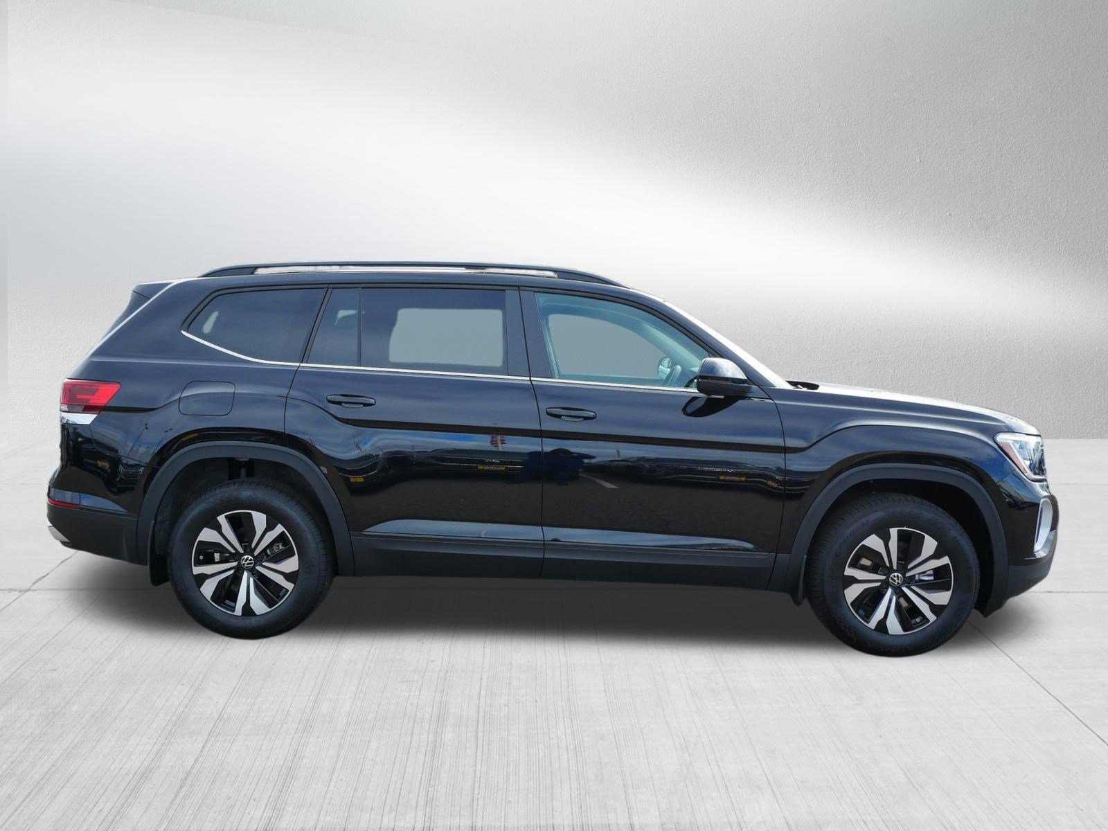 2026 Volkswagen Atlas SE photo 2