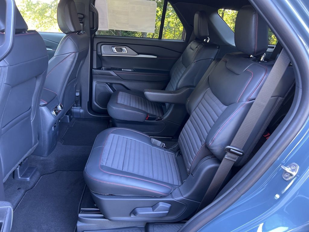 2025 Ford Explorer ST-Line photo 30