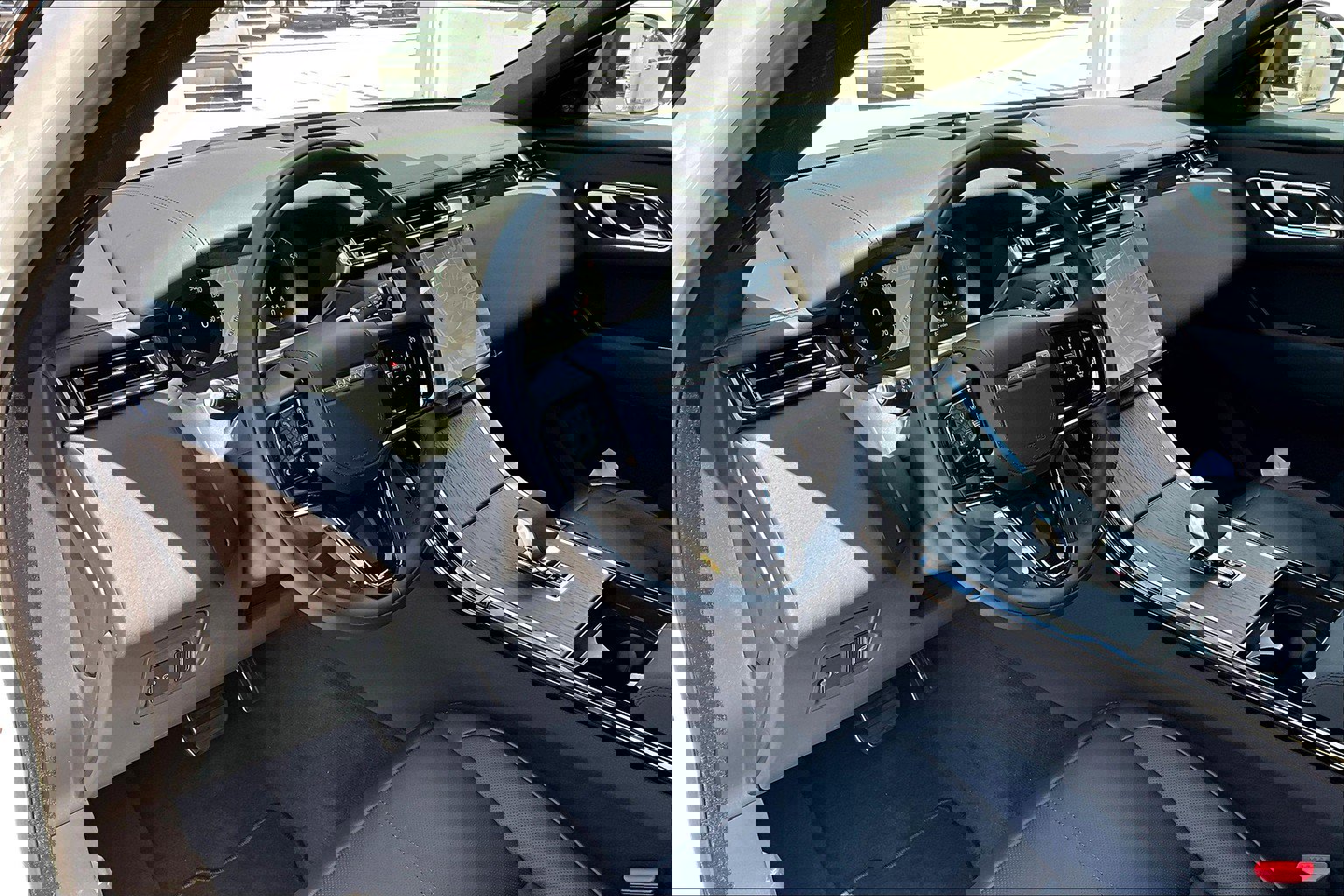 2026 Land Rover Range Rover Velar SE photo 4