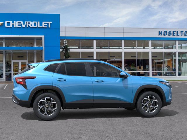 2025 Chevrolet Trax LT photo 2