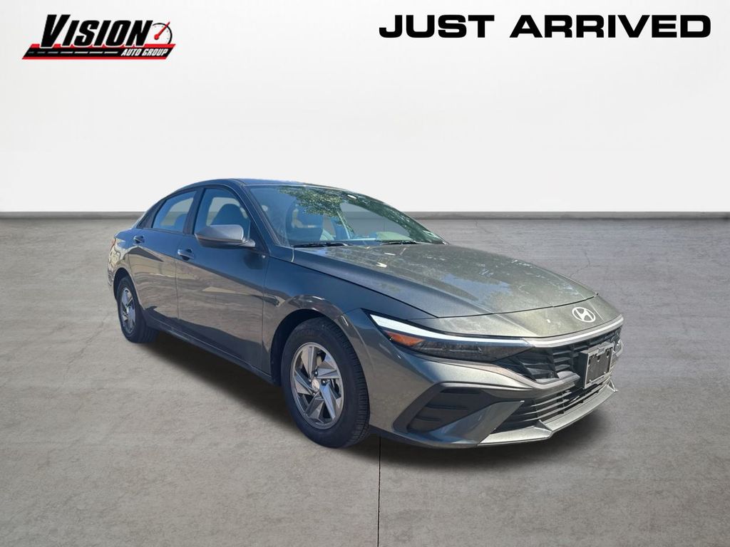 2025 Hyundai Elantra SE photo 3