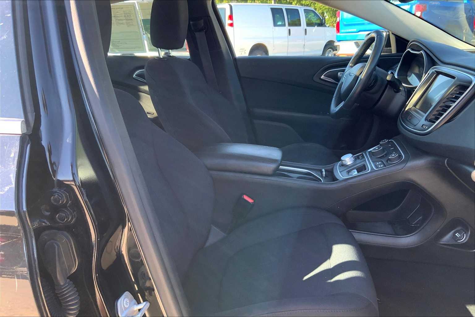2016 Chrysler 200 Limited photo 8