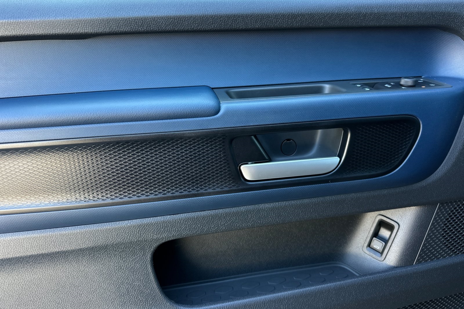 2025 Volkswagen ID. Buzz Pro S photo 9